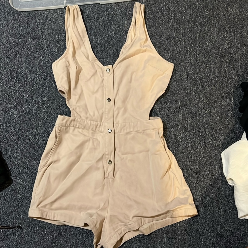 CUTE XS PETITE CUTOUT ROMPER